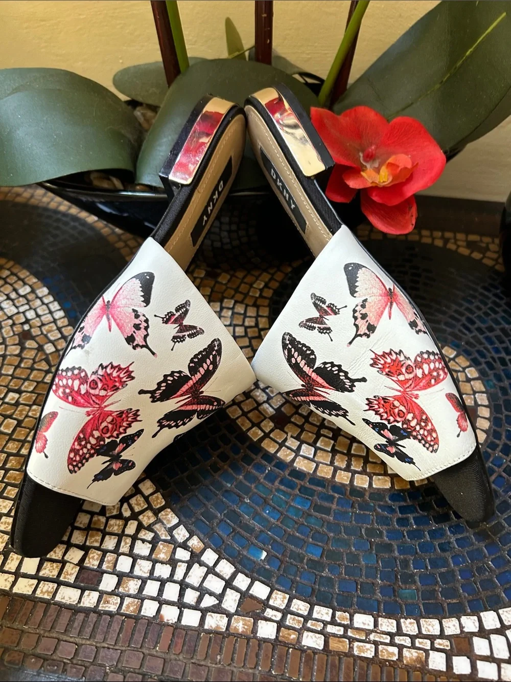 Women’s DKNY Leather Vibrant Multicolor Butterfly Print Slip On Mules Size 7.5